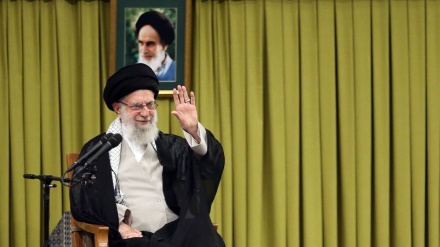ڕێبەری مەزنی شۆڕشی ئیسلامی: هەندێک لەو لێدوانانەی سەرۆکی ئەمریکا لە سەفەرەکەیدا، شیاوی وەڵامدانەوە نین