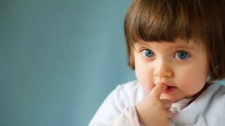 بۆچی هەندێک منداڵ نینۆک دەجوون یان دەخۆن؟