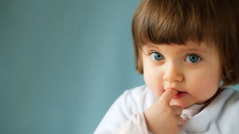 بۆچی هەندێک منداڵ نینۆک دەجوون یان دەخۆن؟