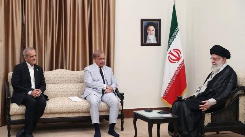 دیداری سەرۆک وەزیرانی پاکستان لەگەڵ ڕێبەری شۆڕشی ئیسلامی ئێران