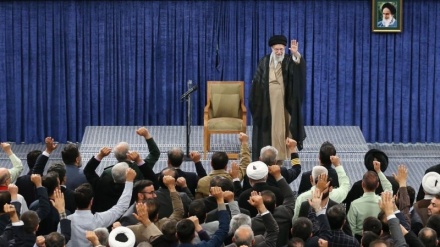 دیدار رهبر انقلاب اسلامی ایران با کارگزاران و زائران حج