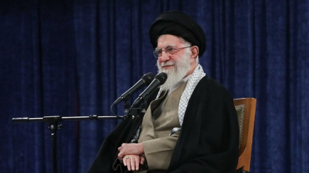 له سیمې څخه د امریکا پر وتلو د ایران د رهبر ټینګار