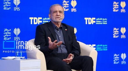 امریکہ امن کا پیامبر ہونے کا  پروپگنڈہ کرتا لیکن اس کے تباہی پھیلانے والے ہتھیار حقیقت عیاں کردیتے ہيں ، صدر ایران