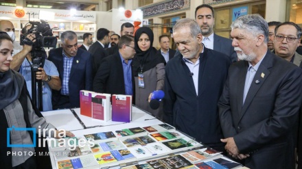 Pezeşkiyan Tehranın Beynəlxalq Kitab Sərgisinə qatıldı