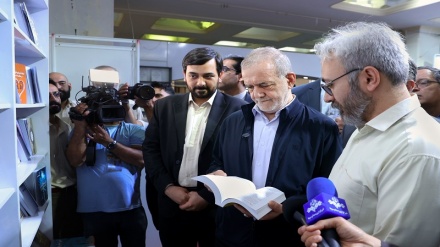 نوجوانوں کو کتابوں اور مطالعے سے مانوس ہونےکی ضرورت، کتاب میں فکر کا رخ موڑنے کی صلاحیت: صدر پزشکیان