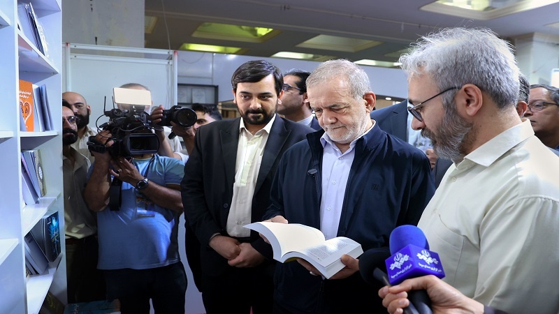 نوجوانوں کو کتابوں اور مطالعے سے مانوس ہونےکی ضرورت، کتاب میں فکر کا رخ موڑنے کی صلاحیت: صدر پزشکیان