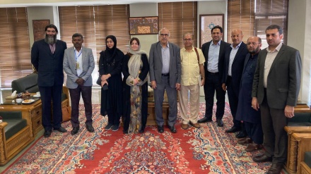 سەردانی کۆمەڵێک میوانی بیانیی بەشداربوو لە پیشانگای کتێبی تاران لە ناوەندی دائیرەتولمەعارفی گەورەی ئیسلامی