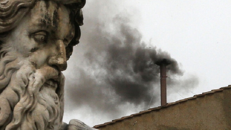 دیسانەوە دووکەڵی ڕەش لە کلێسا هاتە دەرەوە ؛ پاپایەکی نوێی هەڵنەبژێردرا
