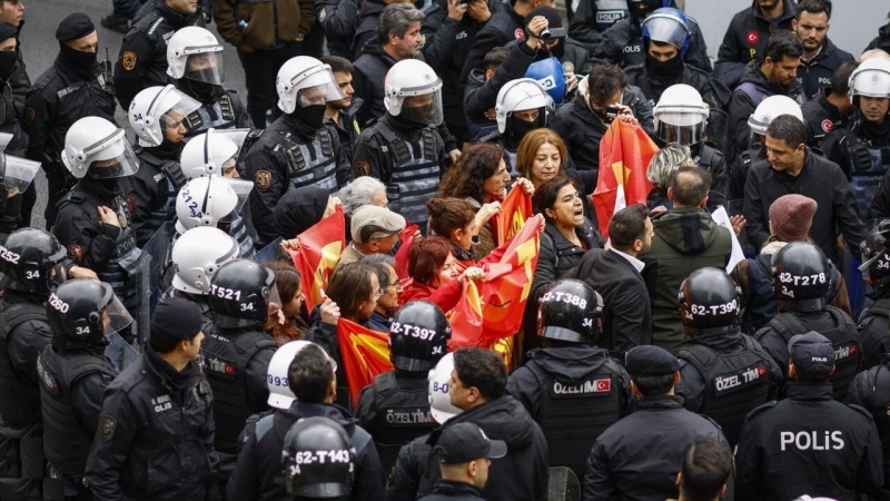 Girtina bi dehan xwenîşanderan li Stenbolê