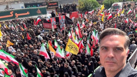 سلفی خبرنگار CNN با جمعیت حاضر در مراسم تشییع شهدای اقتدار