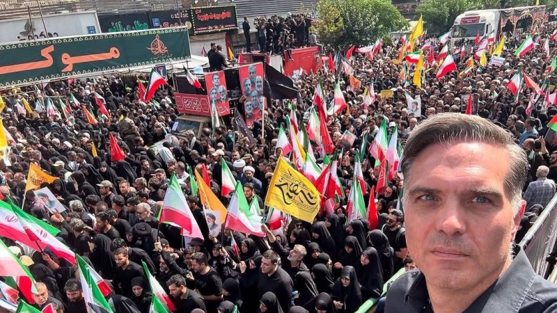 سلفی خبرنگار CNN با جمعیت حاضر در مراسم تشییع شهدای اقتدار