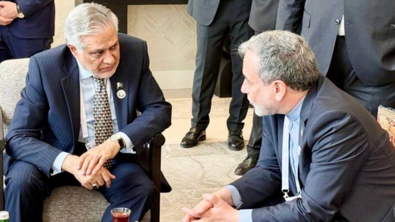 اکو سربراہی اجلاس کے دوران ایران اور پاکستان کے وزرائے خارجہ کی ملاقات