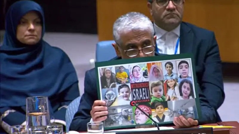 اقوام متحدہ میں ایرانی مندوب شہداء کی تصویر دکھاتے ہوئے۔