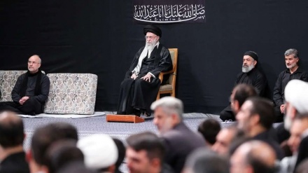 Dengvedana banga welat wek bersiva hebûna rêber di Huseyniyeya Îmam Xumeynî de