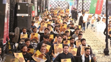 پەیمان نوێ کردنەوەی خوێندکارانی پاکستانی لەگەڵ ڕێبەری شۆڕش لە ڕێوڕەسمی یەوم حسێن(ع)
