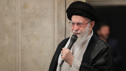 رہبر انقلاب اسلامی، ہم دشمن کی آنکھ کا کانٹا بن کے ایران کو ترقی اور عظمت کی بلندیوں پر لے جائیں گے