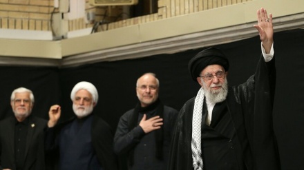 Oplakivanje šehadeta imama Husejna (a.s) u noći Ašure uz prisustvo vođe Islamske revolucije
