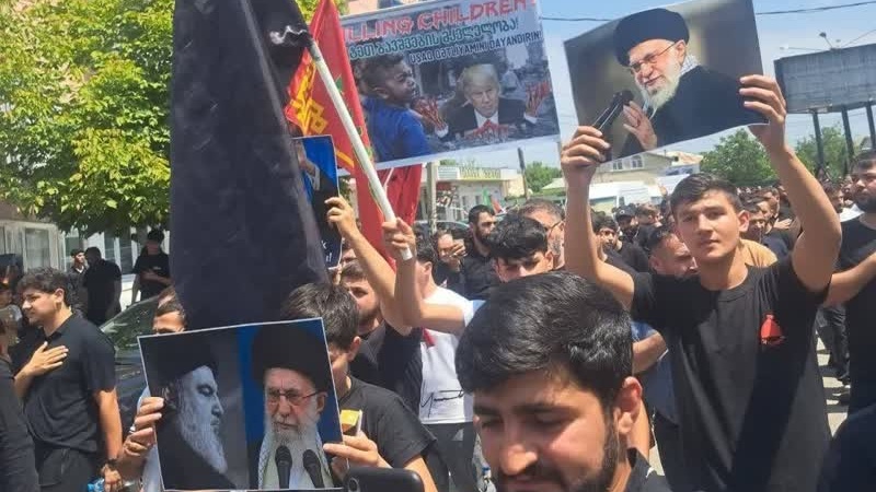 ڕێپێوانی ڕۆژی تاسووعای شیعەکانی جۆرجیا بۆ یەکەمجار بە وێنەی ڕێبەری مەزنی شۆڕشی ئیسلامی