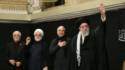  Amadebûna rêberê şoreşê di merasima şeva Aşûrayê de