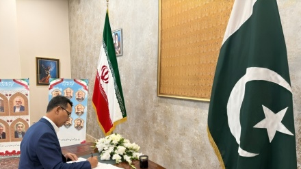  شہدائے اقتدار ایران کو پاکستانی شخصیات اور دیگر ملکوں کے سفارتکاروں کا خراج تحسین