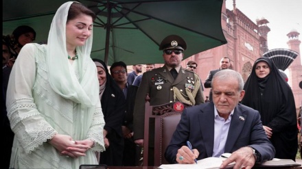 شاعر مشرق علامہ اقبال کے مزار پر ایرانی صدر نے پہنچ کر پیش کی خراج عقیدت+ ویڈیو