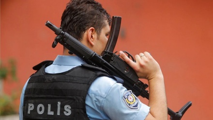 Du polîsên Tirkiyê di êrişa biçek ser qereqolekê li Izmîrê de hatin kuştin