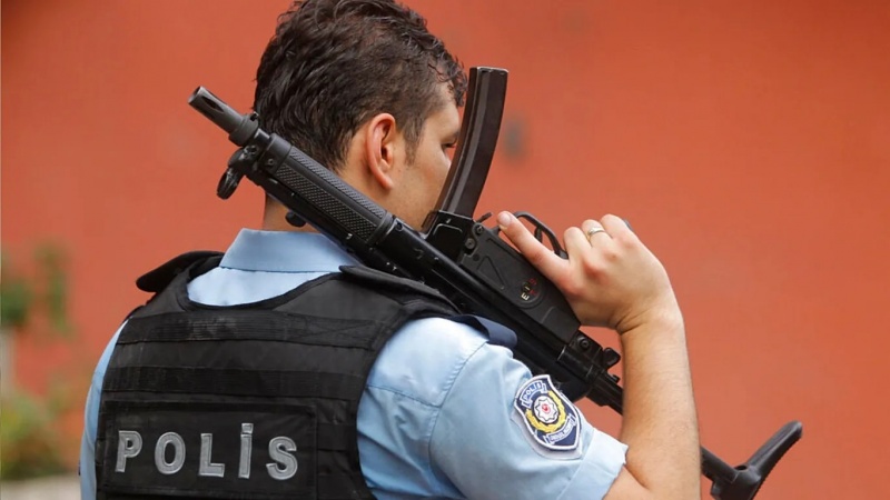 Du polîsên Tirkiyê di êrişa biçek ser qereqolekê li Izmîrê de hatin kuştin