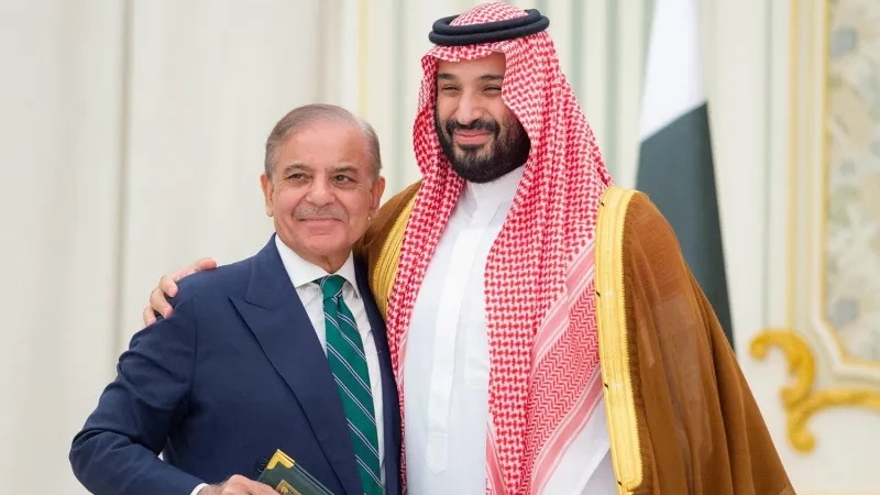 پاکستان کے سابق جنرل : سعودی عرب کے ساتھ دفاعی معاہدے سے،  تہران-ریاض-اسلام آباد تعاون میں مدد ملےگی