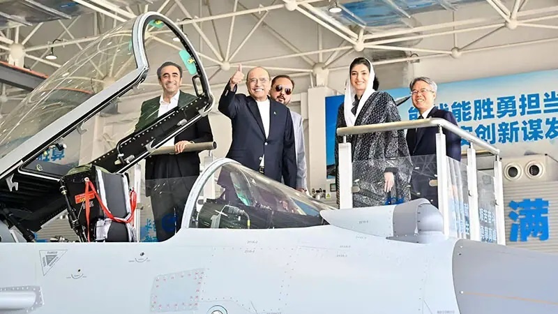  آصف علی زرداری نے جے ٹین سی بنانے والے ایئر کرافٹ کمپلیکس کا معائنہ کیا