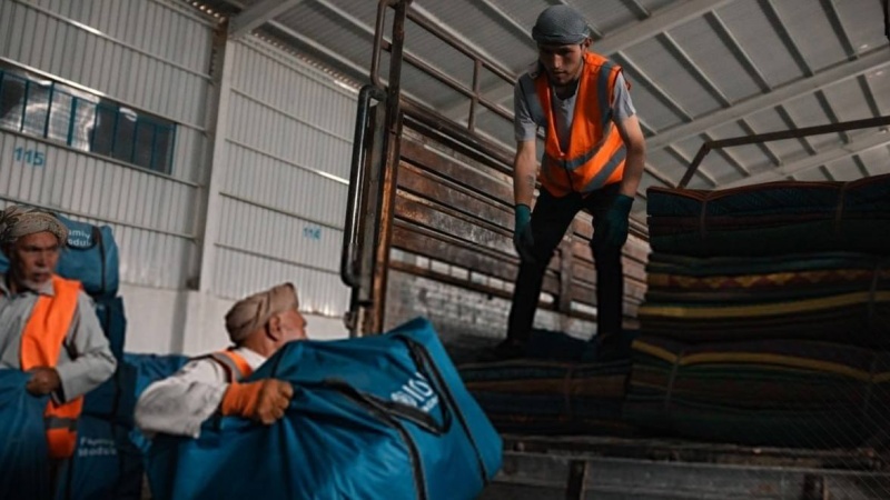 ورود کمک‌های اضطراری سازمان بین‌المللی مهاجرت به مناطق زلزله‌زده؛ ۱۲ موتر در مسیر امداد