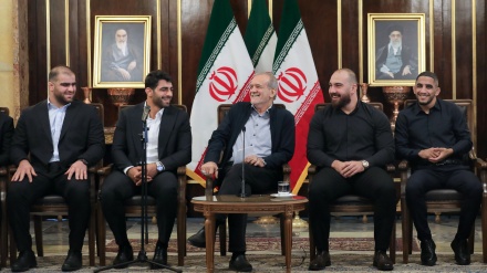 ڕێزنان لە پاڵەوانانی هەڵبژاردەکانی زۆرانبازی ئازاد و ڕۆمانیی ئێران