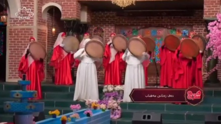 دەف ژەنینی جوانی گرووپی دەفژەنانی مەهتاب لە هەسارەی یەکشەممەدا