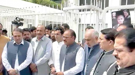 پاکستان: پی ٹی آئی کے ارکان کا پارلیمنٹ سے واک آؤٹ 