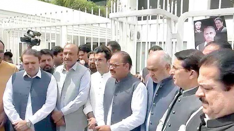 پاکستان: پی ٹی آئی کے ارکان کا پارلیمنٹ سے واک آؤٹ 