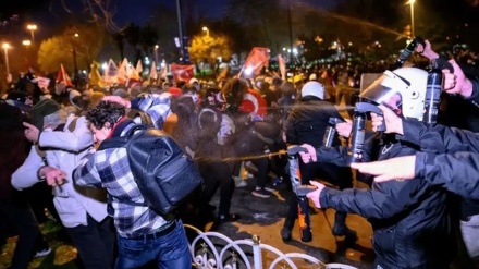 شەوی ئاڵۆزی ئەستەمۆڵ لە میانی خۆپیشاندانی دژە حکومەتی