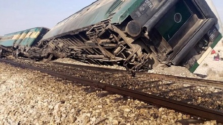 پاکستان میں جعفر ایکسپریس پھر بنی نشانہ، دھماکے کے بعد ٹرین کی کئی بوگیاں پٹری سے اتر گئیں