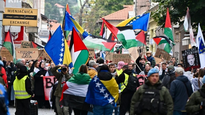 PROTESTI ZA PALESTINU: STOTINE GRAĐANA SARAJEVA PROŠETALO ZA AKTIVISTE KOJE JE UHAPSIO IZRAEL