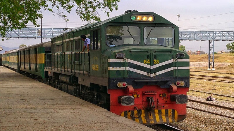 کوئٹہ سے پشاور جانے والی ٹرین پر راکٹ فائر