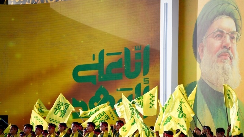 Rêzgirtin li yekemîn salvegera şehîdbûna Seyîd Hesen Nesrullah li Tehran û seranserî Îranê