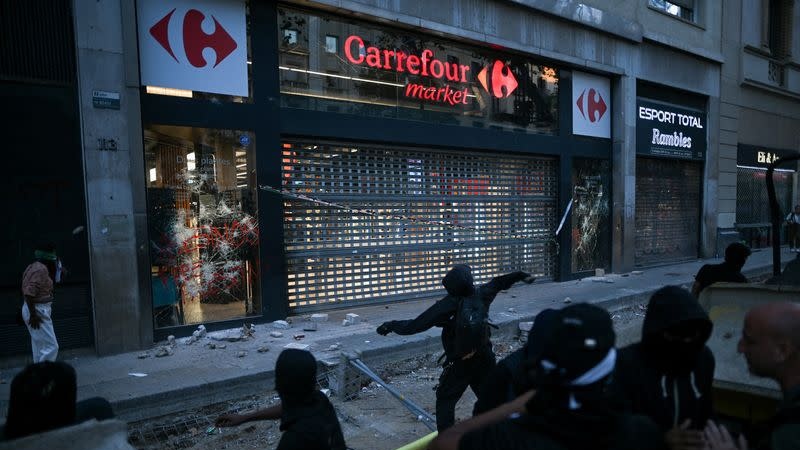 ŠPANSKI DEMONSTRANTI NAPADAJU PROIZRAELSKE BRENDOVE U ŠPANIJI