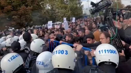 Êrişa polîsan ser kombûna bi boneya salvegera komkujîya li rawestgeha qetarê li Enqerê