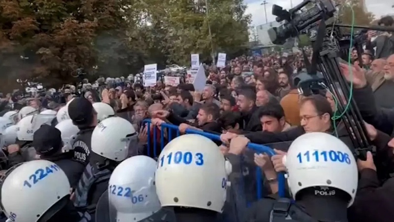 Êrişa polîsan ser kombûna bi boneya salvegera komkujîya li rawestgeha qetarê li Enqerê