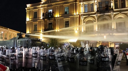 GRUZIJA: DEMONSTRANTI POKUŠALI DA UĐU U PREDSJEDNIČKU PALATU