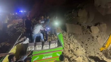 ہندوستان: زمین کھسکنے کا بھیانک حادثہ، پہاڑ کا ایک حصہ بس پر گرا،  18 افراد ہلاک