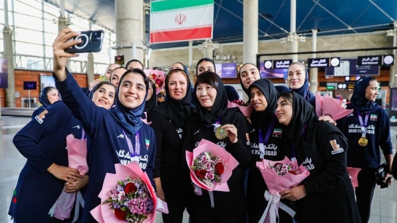 Doček ženskog odbojkaškog tima Irana na međunarodnom aerodromu Imam Homeini