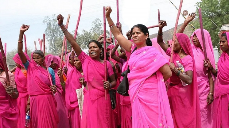 راہل گاندھی کی مہم سے متاثر ہوکر گلابی گینگ نے ووٹ چوری کے خلاف قدم اٹھایا