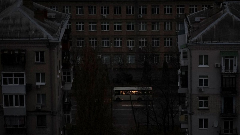 Masovni napadi Rusije uronili velike ukrajinske gradove u tamu