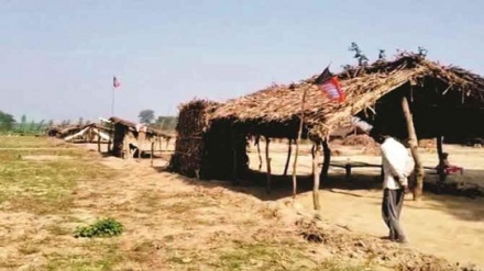 ہندوستان: اترپردیش کے ایک علاقے میں اقلیتی فرقے کے کسانوں کی زمین پر شہ زوروں کا قبضہ، بی جے پی کا جھنڈا نصب