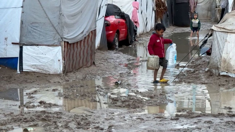  ŠATORI U GAZI POD KIŠOM – DJECA DRHTE OD HLADNOĆE