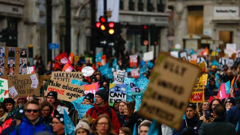 ئاسۆی تاریکی ئابووریی ئینگلیز